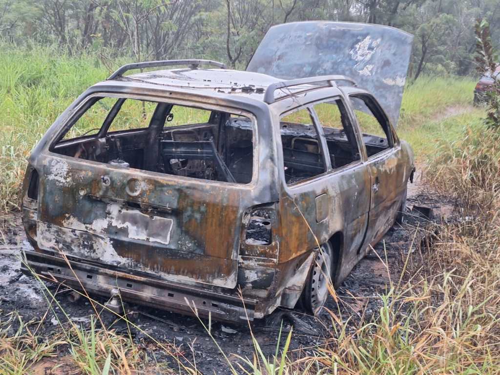 Dois veículos com registro de roubo foram localizados na manhã desta quarta-feira (20) às margens da Rodovia Professor Luiz Augusto de Oliveira (SP-215), na região do km 152, em São Carlos.