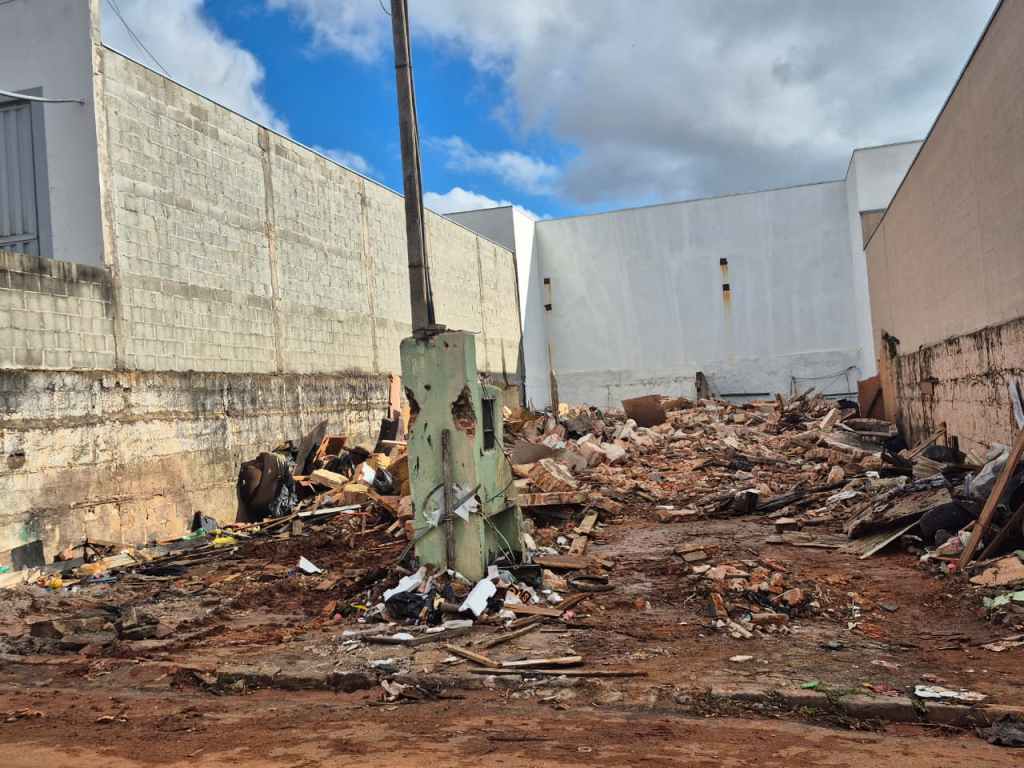 A Prefeitura de São Carlos realizou nesta quarta-feira (20/05) a demolição de um imóvel abandonado localizado na Avenida São Gabriel, no bairro Botafogo.