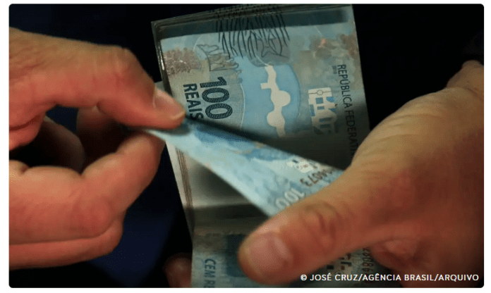 O Ministério do Trabalho e Emprego inicia nesta sexta-feira (15) o pagamento do quarto lote do abono salarial para trabalhadores nascidos nos meses de maio e junho. De acordo com a pasta, serão liberados R$ 5,7 bilhões para um total de 4.555.924 milhões de trabalhadores. O Ministério do Trabalho e Emprego inicia nesta sexta-feira (15) o pagamento do quarto lote do abono salarial para trabalhadores nascidos nos meses de maio e junho. De acordo com a pasta, serão liberados R$ 5,7 bilhões para um total de 4.555.924 milhões de trabalhadores.