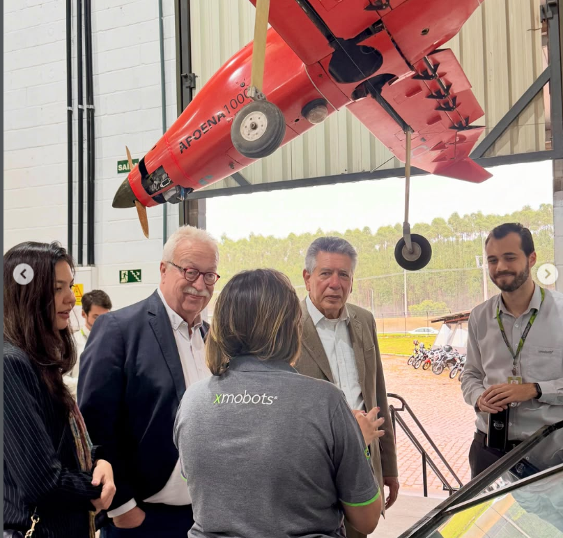 O presidente da FINEP, Luiz Antônio Elias, esteve em São Carlos neste fim de semana para visitar a XMobots, considerada uma das maiores referências nacionais no desenvolvimento de drones e tecnologias voltadas à mobilidade aérea. A visita contou também com a presença do ex-prefeito e ex-deputado federal Newton Lima.