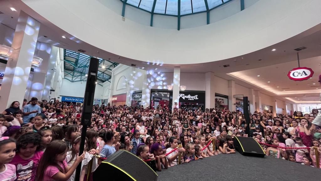 O Shopping São Carlos, administrado pelo Grupo AD, segue com uma agenda intensa de experiências para os próximos meses. O grande destaque começa já em junho, mês que promete movimentar o empreendimento com a transmissão oficial dos jogos da Copa do Mundo, campanhas românticas e especiais para o Dia dos Namorados e o retorno de sucessos de público, como o tradicional Encontro de Carros Antigos e as atrações do Palco Encantado.