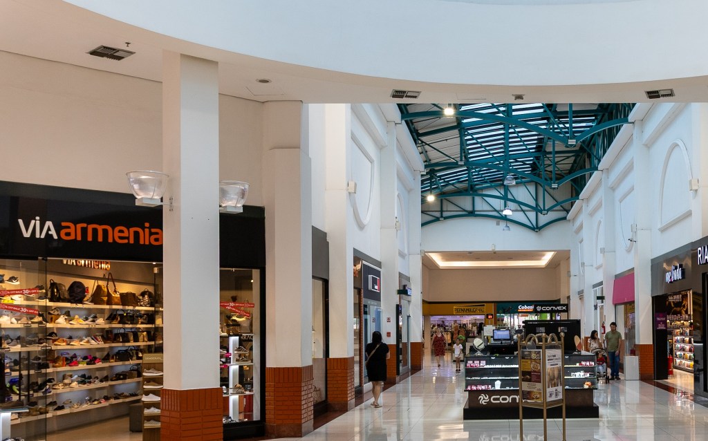 O Shopping São Carlos mantém, em 2026, uma trajetória consistente de crescimento e qualificação do seu mix de lojas. No primeiro trimestre do ano, o empreendimento registrou alta de 8,1% nas vendas em relação ao mesmo período do ano anterior. O desempenho se mantém ao longo do período: somente em abril, o fluxo de visitantes cresceu 21,54%, acompanhado pelo aumento no tempo médio de permanência, indicadores que reforçam a solidez do desempenho e a atratividade do shopping para consumidores e novas operações.