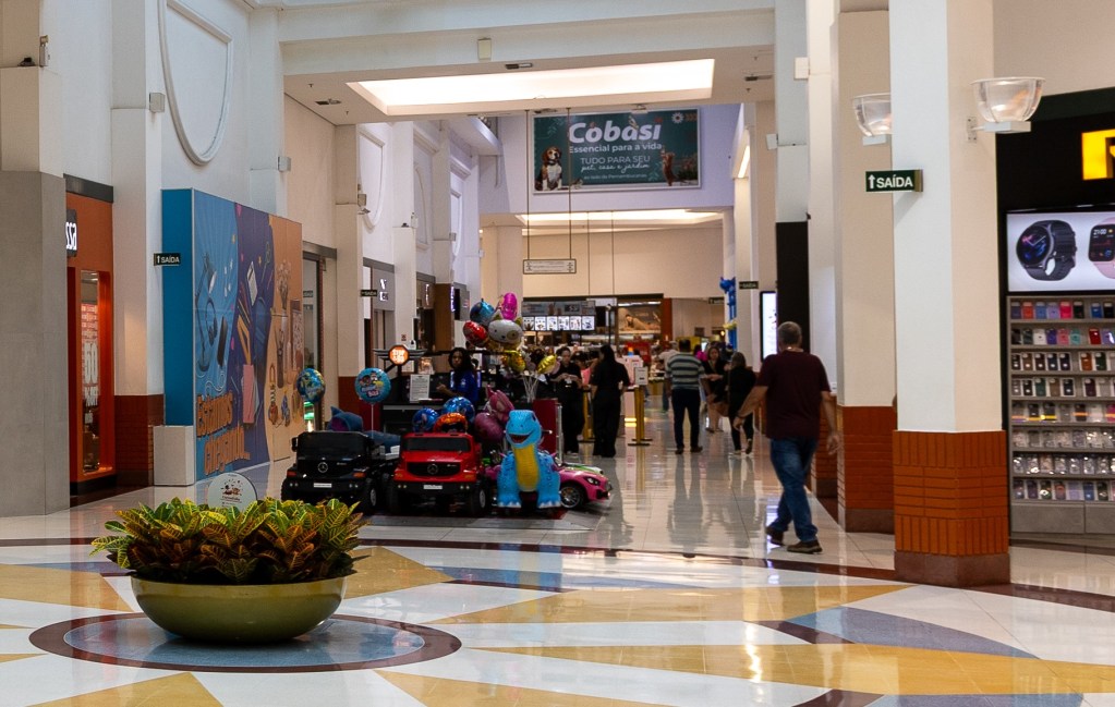 O Shopping São Carlos mantém, em 2026, uma trajetória consistente de crescimento e qualificação do seu mix de lojas. No primeiro trimestre do ano, o empreendimento registrou alta de 8,1% nas vendas em relação ao mesmo período do ano anterior. O desempenho se mantém ao longo do período: somente em abril, o fluxo de visitantes cresceu 21,54%, acompanhado pelo aumento no tempo médio de permanência, indicadores que reforçam a solidez do desempenho e a atratividade do shopping para consumidores e novas operações.