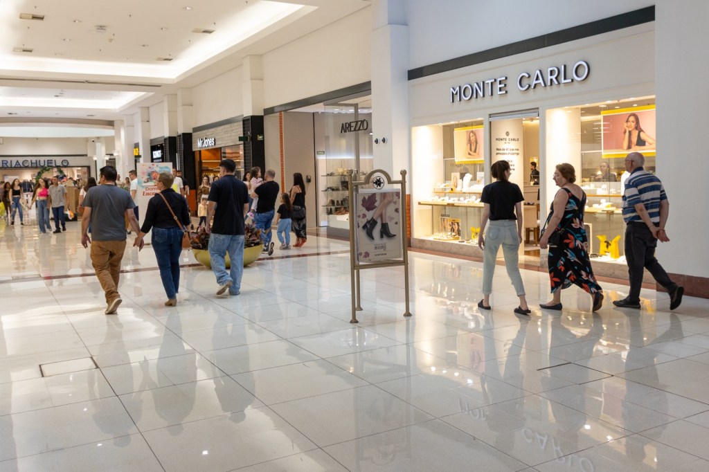 O Shopping São Carlos mantém, em 2026, uma trajetória consistente de crescimento e qualificação do seu mix de lojas. No primeiro trimestre do ano, o empreendimento registrou alta de 8,1% nas vendas em relação ao mesmo período do ano anterior. O desempenho se mantém ao longo do período: somente em abril, o fluxo de visitantes cresceu 21,54%, acompanhado pelo aumento no tempo médio de permanência, indicadores que reforçam a solidez do desempenho e a atratividade do shopping para consumidores e novas operações.