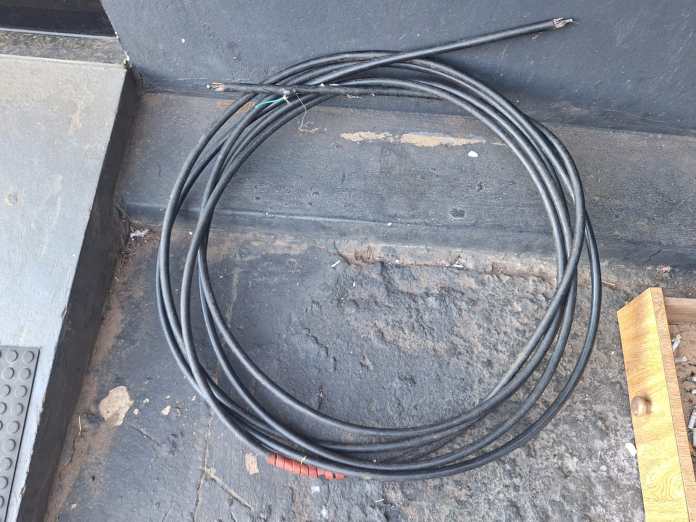 a296b5ed-dda9-459c-afe1-31d303dae685 Três homens foram detidos na madrugada desta quarta-feira (6), suspeitos de praticar furto de fios na região do bairro Cidade Jardim, em São Carlos.