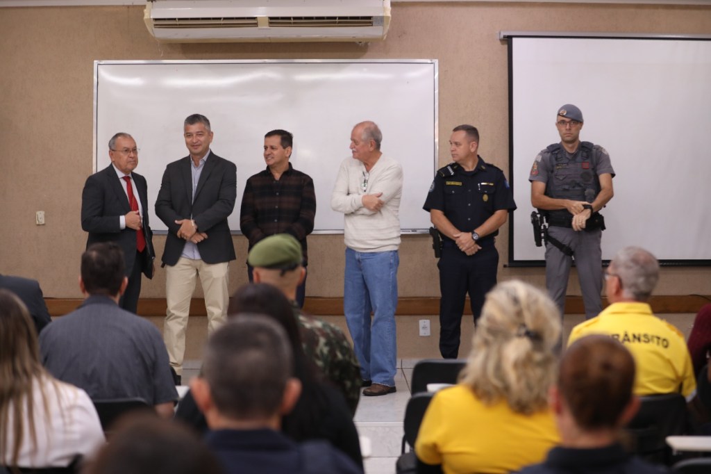 A Prefeitura de São Carlos realizou ontem (25/05) a abertura oficial do Curso Técnico de Formação da Guarda Municipal, etapa decisiva da 6ª fase do concurso público edital nº 001/24. A cerimônia aconteceu na FESC – Fundação Educacional São Carlos, na Vila Nery, reunindo autoridades municipais, representantes das forças de segurança e os 35 candidatos inscritos para a formação.