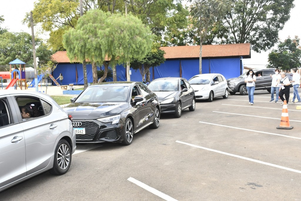 A Secretaria Municipal de Saúde, por meio do Departamento de Vigilância em Saúde, realizou no último sábado (09/05) uma ação de vacinação contra a gripe no sistema drive-thru, no Campus 1 da Fundação Educacional São Carlos (FESC), na Vila Nery.
