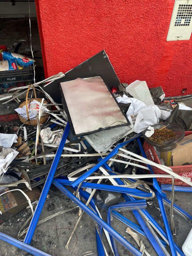 Um cenário de tristeza tomou conta da madrugada da última sexta-feira (15) na região da Bela Vista, em São Carlos. Por volta da 1h30, um incêndio atingiu o Sacolão do Povo localizado na rua Dr. Joaquim Rodrigues de Siqueira, 731