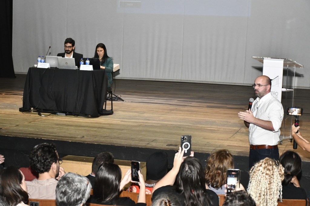 O Teatro Municipal Doutor Alderico Vieira Perdigão esteve lotado de servidores do Serviço Autônomo de Água e Esgoto (SAAE), vereadores e autoridades municipais, em uma audiência pública realizada nesta segunda-feira (25/05), que discutiu os impactos do programa Universaliza SP em São Carlos.