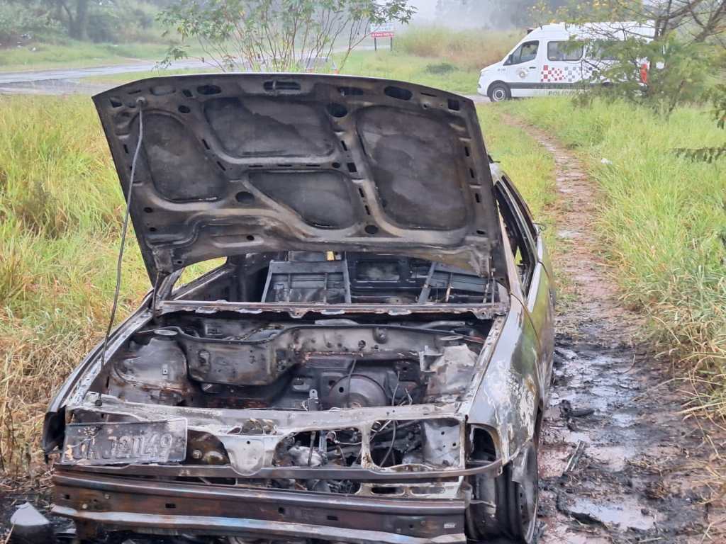 Dois veículos com registro de roubo foram localizados na manhã desta quarta-feira (20) às margens da Rodovia Professor Luiz Augusto de Oliveira (SP-215), na região do km 152, em São Carlos.
