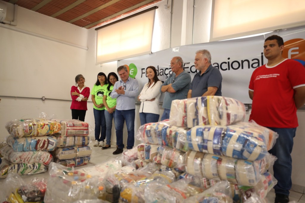 A primeira-dama e presidente do Fundo Social de Solidariedade, Herica Ricci Donato, recebeu nesta terça-feira (26/05), da Secretaria de Cultura e Turismo, da Fundação Educacional São Carlos (FESC) e de entidades da colônia japonesa, organizadoras da 15ª edição do Matsuri, mais de 1 tonelada de alimentos não perecíveis.