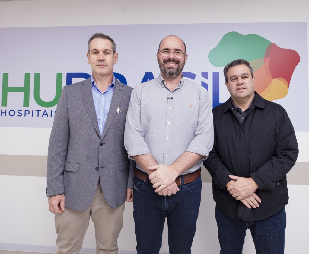 O prefeito Netto Donato e o secretário de Saúde, Leandro Pilha, entregaram na manhã desta sexta-feira (22/05) o alvará de funcionamento das novas instalações do Hospital Universitário (HU-UFSCar