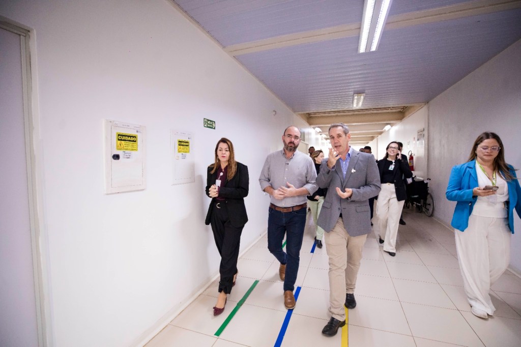 O prefeito Netto Donato e o secretário de Saúde, Leandro Pilha, entregaram na manhã desta sexta-feira (22/05) o alvará de funcionamento das novas instalações do Hospital Universitário (HU-UFSCar