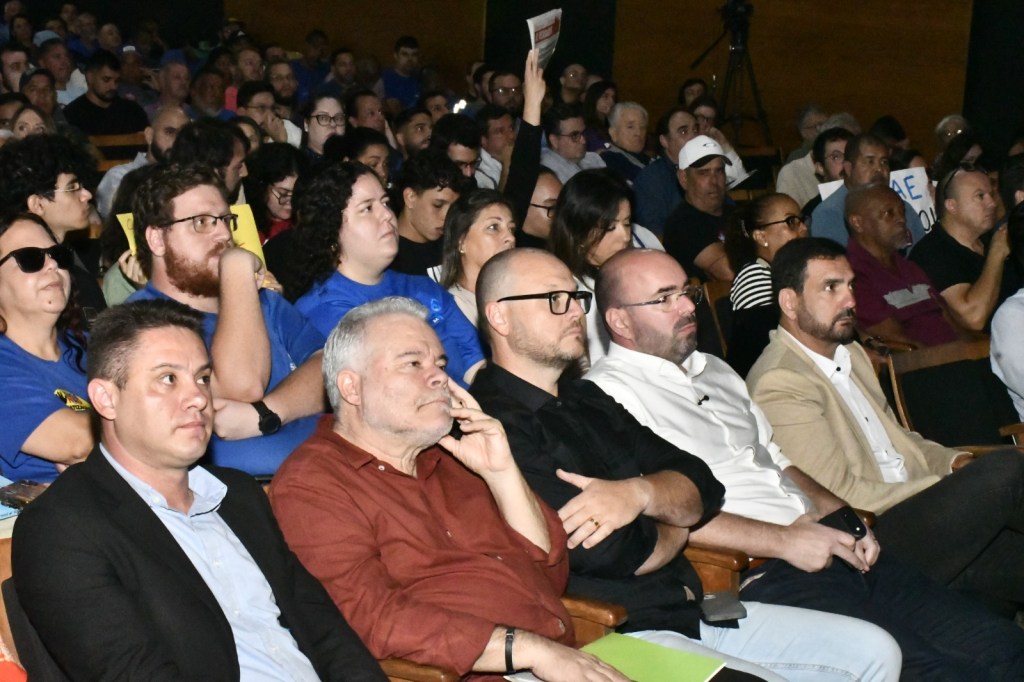 O Teatro Municipal Doutor Alderico Vieira Perdigão esteve lotado de servidores do Serviço Autônomo de Água e Esgoto (SAAE), vereadores e autoridades municipais, em uma audiência pública realizada nesta segunda-feira (25/05), que discutiu os impactos do programa Universaliza SP em São Carlos.
