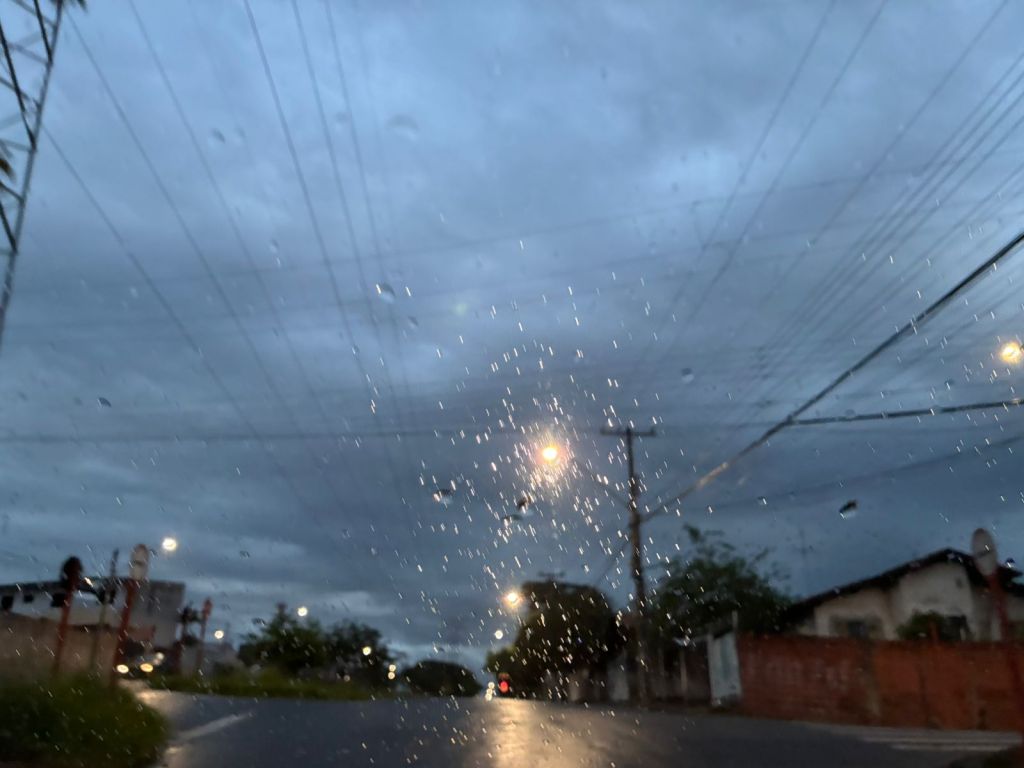 A madrugada desta terça-feira (20) já começou com chuva em São Carlos e reforçou a sensação típica de frio úmido que tomou conta da cidade.