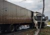 Carreta bate em proteção metálica da WL