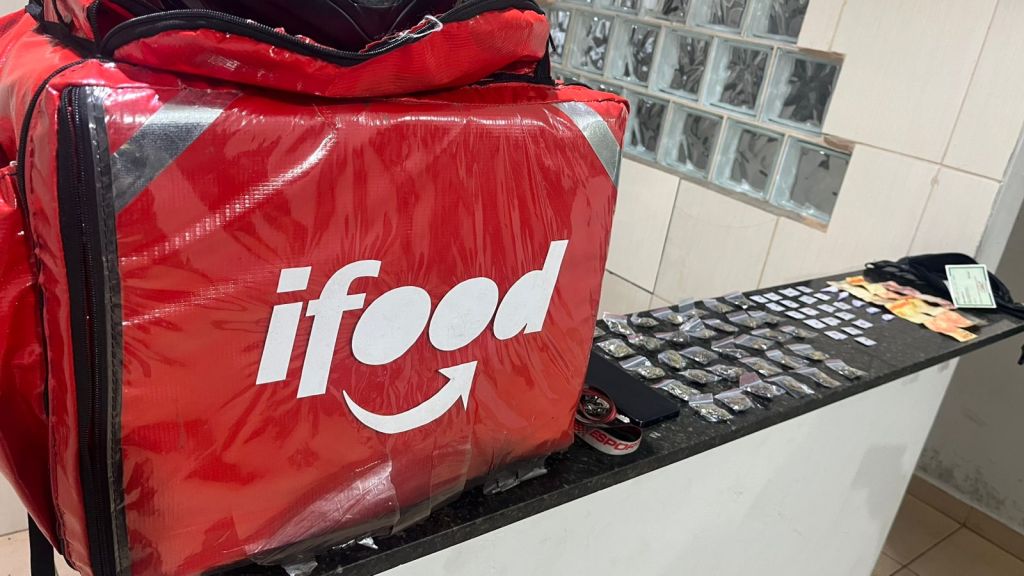 Um homem foi preso em flagrante por tráfico de drogas na madrugada desta quarta-feira (13), após ser abordado pela Polícia Militar enquanto transportava entorpecentes em uma mochila de entregas por aplicativo, em São Carlos.