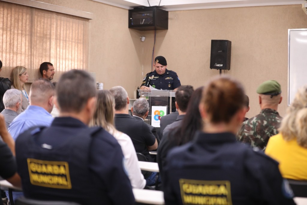 A Prefeitura de São Carlos realizou ontem (25/05) a abertura oficial do Curso Técnico de Formação da Guarda Municipal, etapa decisiva da 6ª fase do concurso público edital nº 001/24. A cerimônia aconteceu na FESC – Fundação Educacional São Carlos, na Vila Nery, reunindo autoridades municipais, representantes das forças de segurança e os 35 candidatos inscritos para a formação.