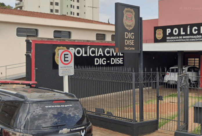 A Polícia Civil de São Carlos, por meio da Delegacia de Investigações Gerais (DIG), apura a atuação de um trio criminoso suspeito de praticar roubos seguidos de agressões e tortura contra vítimas na cidade. A Polícia Civil de São Carlos, por meio da Delegacia de Investigações Gerais (DIG), apura a atuação de um trio criminoso suspeito de praticar roubos seguidos de agressões e tortura contra vítimas na cidade.