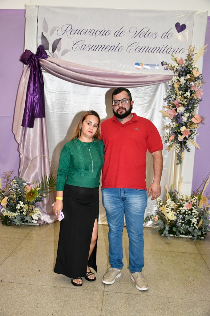 O Fundo Social de Solidariedade de São Carlos promoveu na noite da última terça-feira (26/05), no Teatro Municipal Alderico Vieira Perdigão, uma emocionante cerimônia de renovação de votos com casais que participaram de uma das dez edições do Casamento Comunitário.
