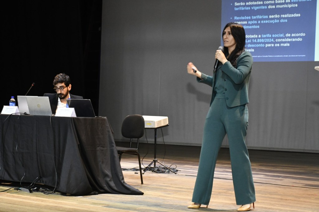 O Teatro Municipal Doutor Alderico Vieira Perdigão esteve lotado de servidores do Serviço Autônomo de Água e Esgoto (SAAE), vereadores e autoridades municipais, em uma audiência pública realizada nesta segunda-feira (25/05), que discutiu os impactos do programa Universaliza SP em São Carlos.