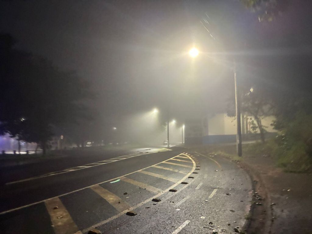 Após uma madrugada chuvosa nesta terça-feira, 19 de maio, a cidade de São Carlos amanheceu coberta por uma intensa neblina. Ruas, avenidas, parques e até as rodovias que cortam a região ficaram parcialmente encobertos pelo fenômeno, que reduziu drasticamente a visibilidade em diversos pontos do município.