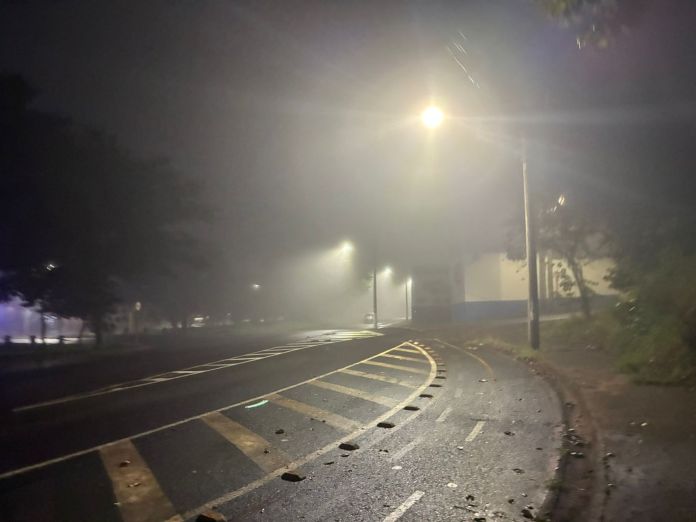 Após uma madrugada chuvosa nesta terça-feira, 19 de maio, a cidade de São Carlos amanheceu coberta por uma intensa neblina. Ruas, avenidas, parques e até as rodovias que cortam a região ficaram parcialmente encobertos pelo fenômeno, que reduziu drasticamente a visibilidade em diversos pontos do município.