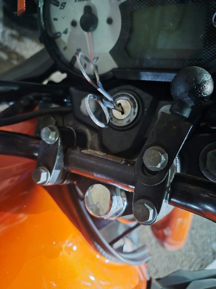 Tesoura no cilindro de ignição da moto Tesoura no cilindro de ignição da moto