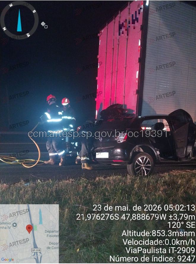 fb4dec0c-25c2-479e-8937-e575b34d6338 Um gravíssimo acidente matou um policial militar e mais outra pessoa no km 237, sentido sul, da rodovia SP 318, a Thales de Lorena Peixoto Jr, que liga São Carlos até Ribeirão Preto. A batida traseira entre o veículo e o caminhão aconteceu na região da antiga ABASC.