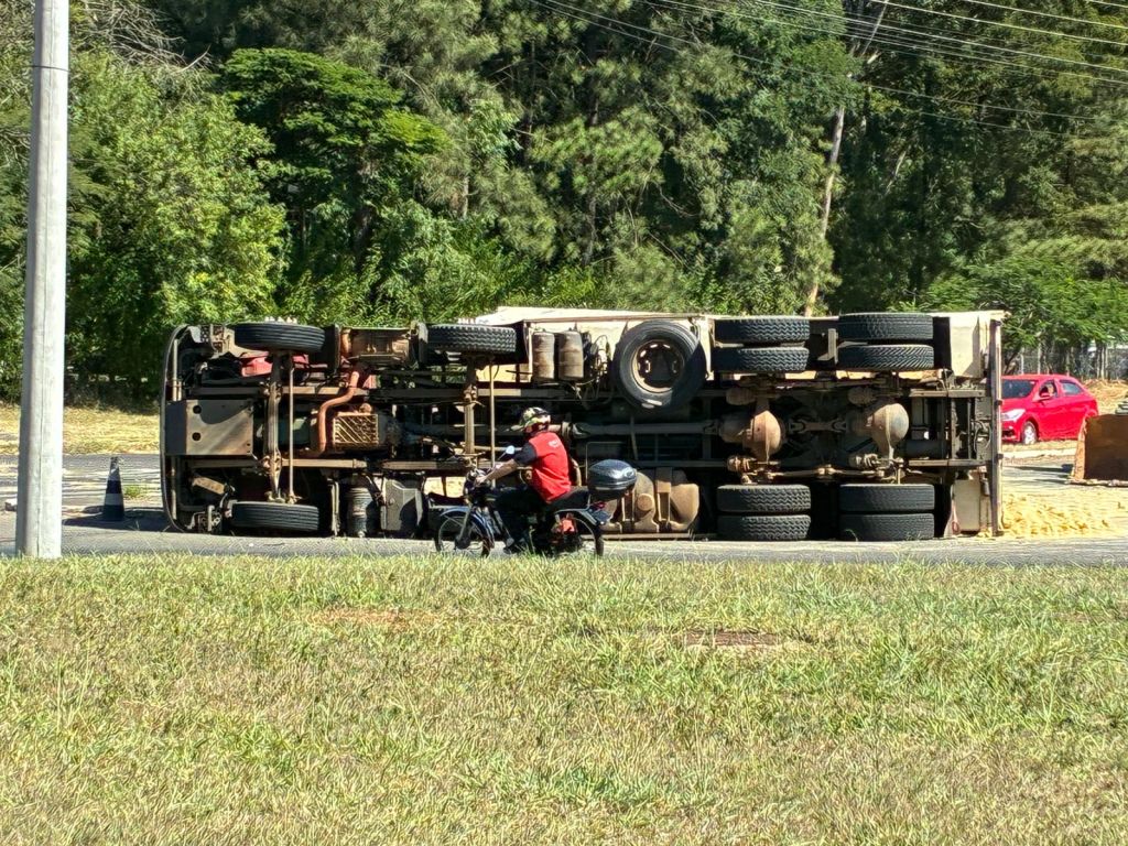 Um caminhão carregado com serragem tombou na manhã desta terça-feira (5), na Avenida Dr. José Reali, localizada no Distrito Industrial de São Carlos.
