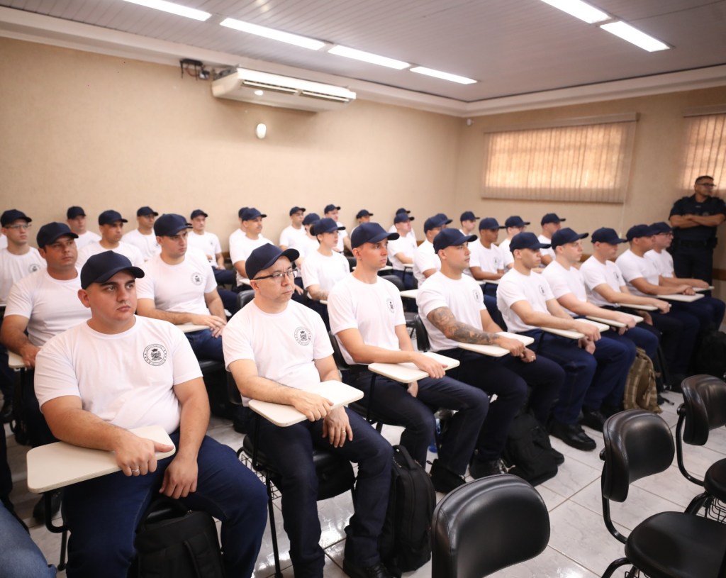 A Prefeitura de São Carlos realizou ontem (25/05) a abertura oficial do Curso Técnico de Formação da Guarda Municipal, etapa decisiva da 6ª fase do concurso público edital nº 001/24. A cerimônia aconteceu na FESC – Fundação Educacional São Carlos, na Vila Nery, reunindo autoridades municipais, representantes das forças de segurança e os 35 candidatos inscritos para a formação.