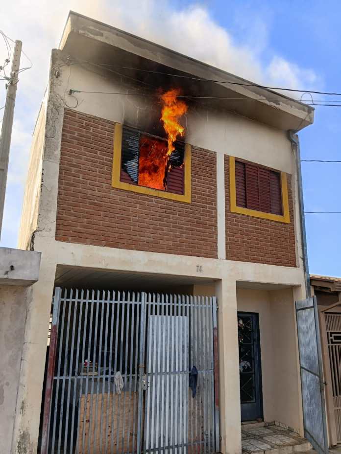 Um incêndio registrado na tarde desta quarta-feira (6) mobilizou equipes do Corpo de Bombeiros no bairro Santa Felícia, em São Carlos.