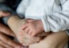 Da maternidade à aposentadoria: como funcionam os benefícios do INSS para mães