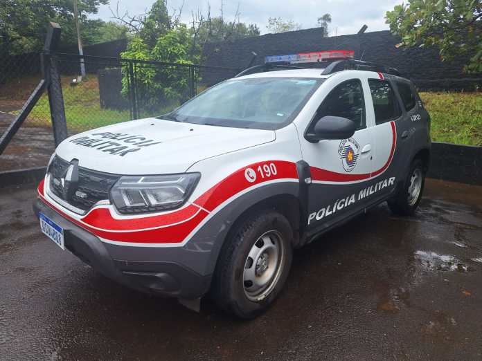 Homem é preso por roubar celular em ponto de ônibus Homem é preso por roubar celular em ponto de ônibus