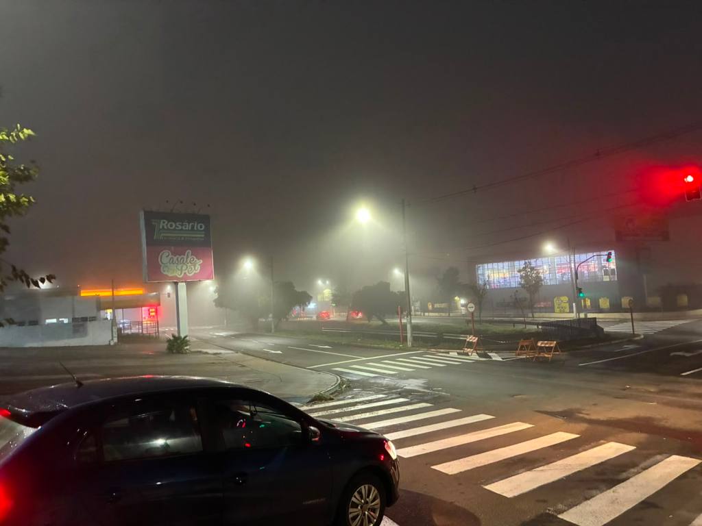 São Carlos amanheceu nesta terça-feira (16) sob um cenário típico de inverno. Por volta das 6h43, uma espessa camada de neblina encobria diversos bairros da cidade, reduzindo a visibilidade e transformando a paisagem urbana.