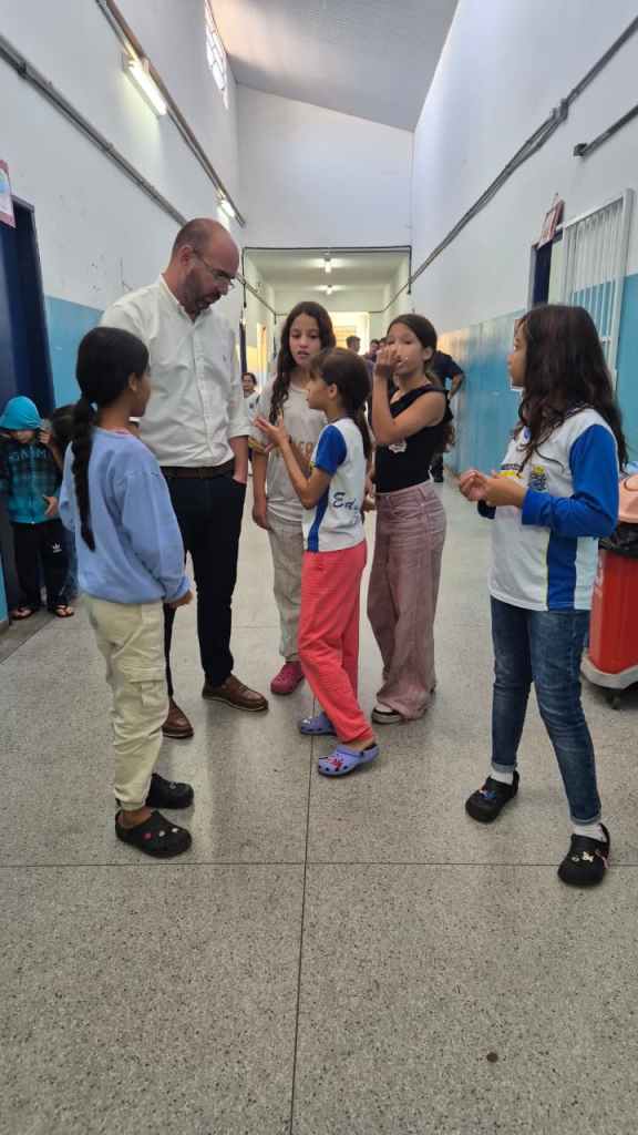 O prefeito de São Carlos, Netto Donato, esteve na manhã desta segunda-feira (01/06) na Escola Municipal de Educação Básica (EMEB) Arthur Natalino Deriggi, localizada no bairro Cidade Aracy e que atende 1.200 alunos no Fundamental I e II e na Educação de Jovens e Adultos (EJA).