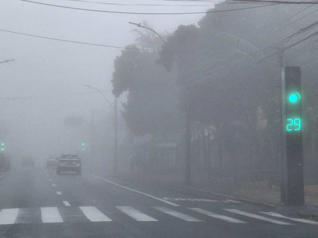 São Carlos amanheceu envolta por uma densa camada de neblina neste domingo (14), criando uma paisagem que chamou a atenção de moradores e motoristas logo nas primeiras horas da manhã.