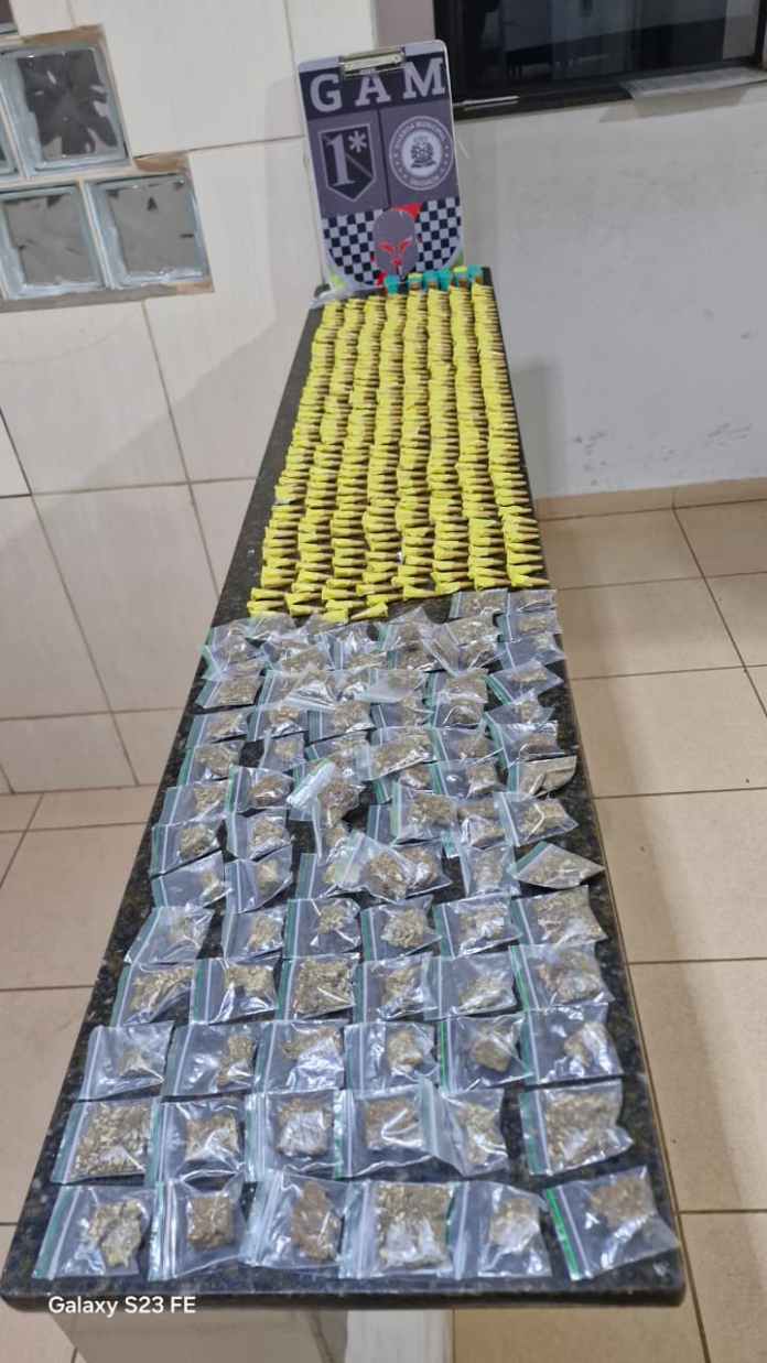 Uma ação da Guarda Municipal de São Carlos, resultou na apreensão de uma grande quantidade de drogas na noite de sábado (7), no bairro Cidade Aracy. Uma ação da Guarda Municipal de São Carlos, resultou na apreensão de uma grande quantidade de drogas na noite de sábado (7), no bairro Cidade Aracy.