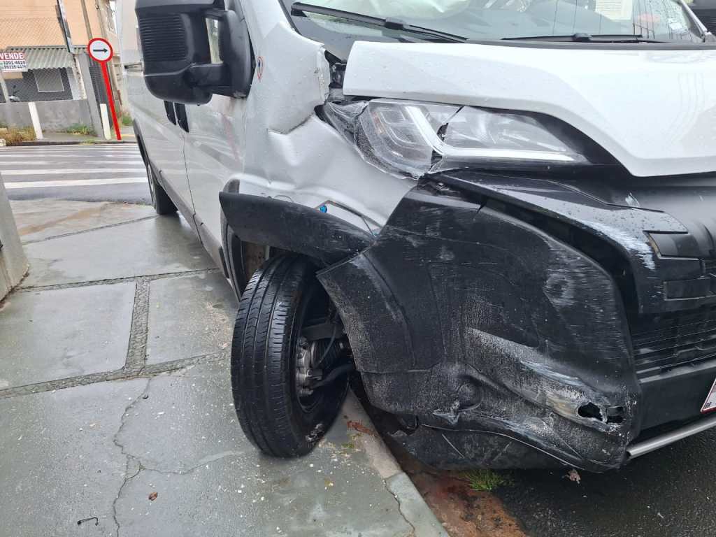 Um acidente de trânsito envolvendo uma van e um ônix (que estava estacionado) aconteceu na manhã desta sexta, 12, no cruzamento da Paulino Botelho de Abreu Sampaio com a Conselheiro João Alfredo na Vila Pureza, em São Carlos.