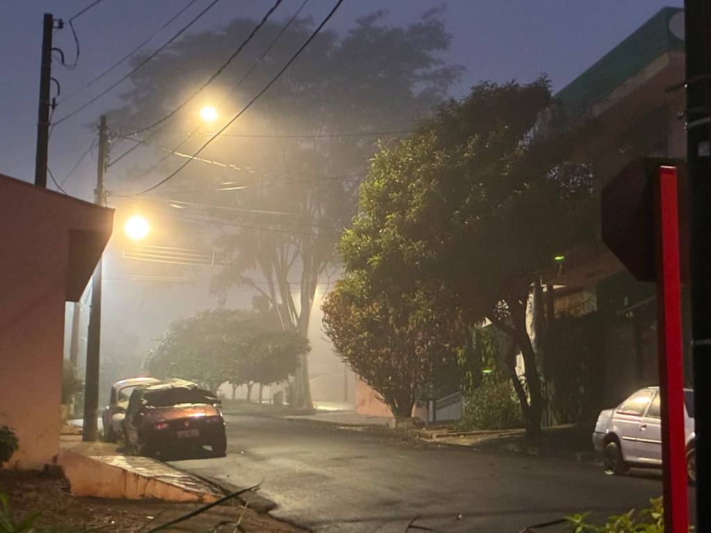 São Carlos amanheceu nesta terça-feira (16) sob um cenário típico de inverno. Por volta das 6h43, uma espessa camada de neblina encobria diversos bairros da cidade, reduzindo a visibilidade e transformando a paisagem urbana.