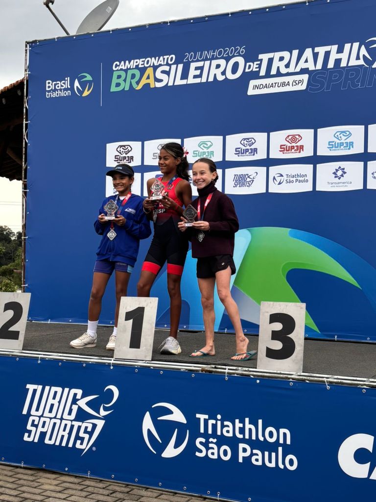 Aos 11 anos de idade, a atleta Lara Alanys Azevedo dos Santos já acumula conquistas que muitos esportistas levam anos para alcançar. Representando o SESI São Carlos, a jovem vem se destacando no triathlon e no duathlon, modalidades que exigem alto nível de preparo físico, disciplina e determinação.