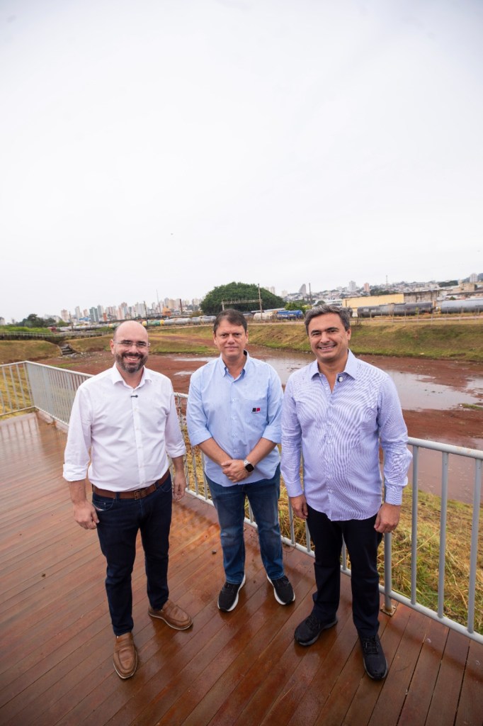 O governador de São Paulo, Tarcísio de Freitas, esteve em São Carlos entre os dias 10 e 11 de junho e anunciou recursos e um conjunto de obras e investimentos que somam R$ 750 milhões para 26 municípios da Região Central. Do total, aproximadamente R$ 200 milhões foram destinados a São Carlos, o que representa cerca de 26% do montante.
