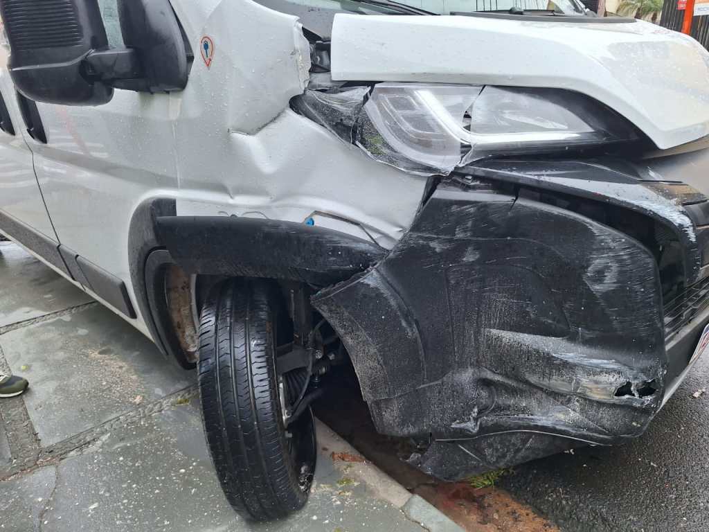 Um acidente de trânsito envolvendo uma van e um ônix (que estava estacionado) aconteceu na manhã desta sexta, 12, no cruzamento da Paulino Botelho de Abreu Sampaio com a Conselheiro João Alfredo na Vila Pureza, em São Carlos.
