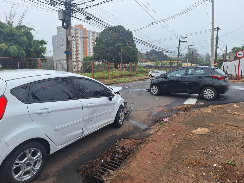 Uma colisão envolvendo um HB20 e um Ford Fiesta foi registrada na manhã desta terça, 16, no cruzamento da Bernardino Fernandes Nunes com a Rotary Club,