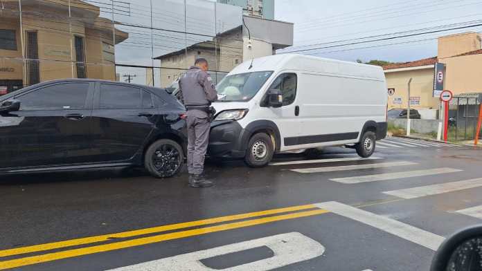 Um acidente de trânsito envolvendo uma van e um ônix (que estava estacionado) aconteceu na manhã desta sexta, 12, no cruzamento da Paulino Botelho de Abreu Sampaio com a Conselheiro João Alfredo na Vila Pureza, em São Carlos.