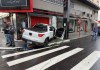 Após acidente, carro sobe na calçada e acerta parede de loja no Centro Após acidente, carro sobe e calçada e acerta parede de loja no Centro