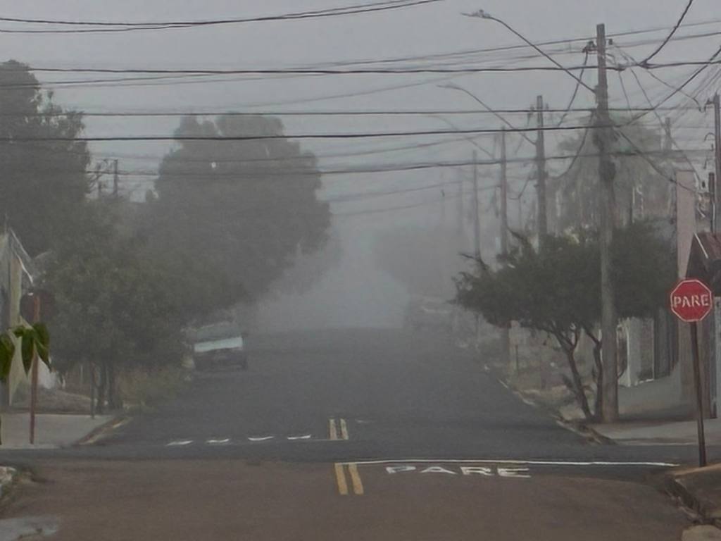 São Carlos amanheceu envolta por uma densa camada de neblina neste domingo (14), criando uma paisagem que chamou a atenção de moradores e motoristas logo nas primeiras horas da manhã.