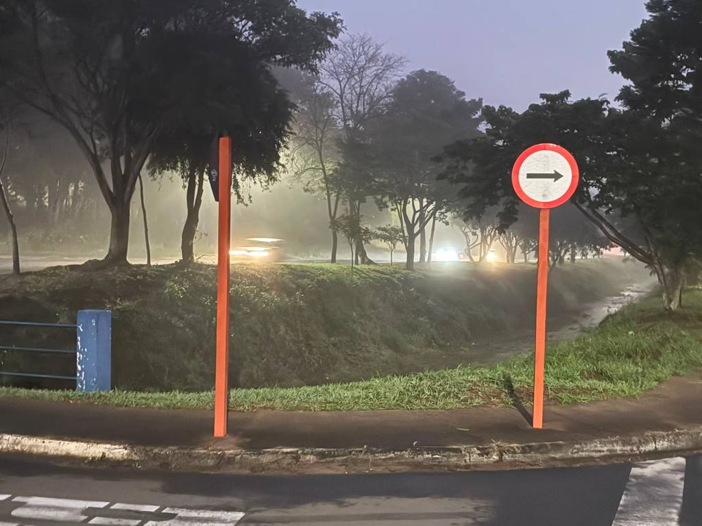 São Carlos amanheceu nesta terça-feira (16) sob um cenário típico de inverno. Por volta das 6h43, uma espessa camada de neblina encobria diversos bairros da cidade, reduzindo a visibilidade e transformando a paisagem urbana.