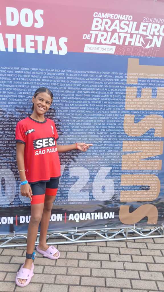 Aos 11 anos de idade, a atleta Lara Alanys Azevedo dos Santos já acumula conquistas que muitos esportistas levam anos para alcançar. Representando o SESI São Carlos, a jovem vem se destacando no triathlon e no duathlon, modalidades que exigem alto nível de preparo físico, disciplina e determinação.