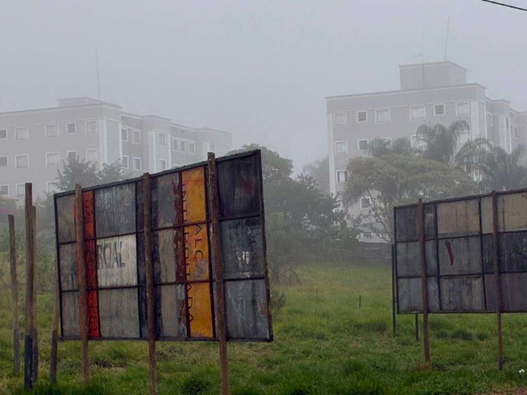 São Carlos amanheceu envolta por uma densa camada de neblina neste domingo (14), criando uma paisagem que chamou a atenção de moradores e motoristas logo nas primeiras horas da manhã.
